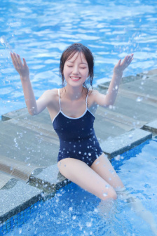校花光屁股穿裙子被老师打屁股